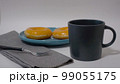 グレーズドドーナツとシックなマグカップ、ランチョマット 99055175