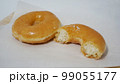 カットされたグレーズドドーナツ 99055177