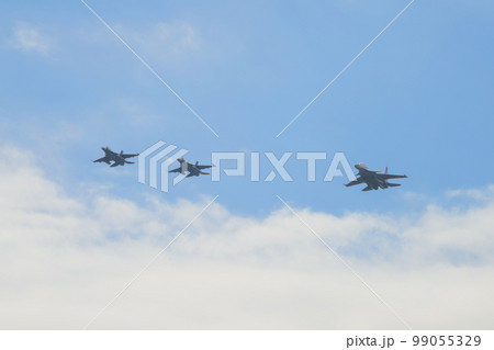 雲上の航空自衛隊F-2とスホーイSu-30 雲上の航空自衛隊F-2とスホーイSu-30 99055329