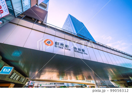 日本の東京都市景観 東京メトロ銀座線渋谷駅などを望む。遂に側面に銀座線渋谷駅の文字がお目見え… 日本の東京都市景観 東京メトロ銀座線渋谷駅などを望む。遂に側面に銀座線渋谷駅の文字がお目見え… 99056312