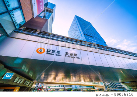 日本の東京都市景観　東京メトロ銀座線渋谷駅などを望む。遂に側面に銀座線渋谷駅の文字がお目見え… 99056316