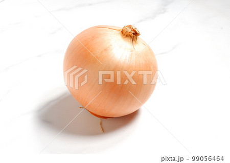 収穫したての玉ねぎ 収穫したての玉ねぎ 99056464