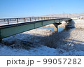 雪の朝の河川と橋 99057282