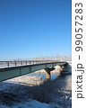雪の朝の河川と橋 99057283