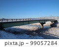 雪の朝の河川と橋 99057284