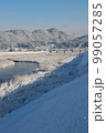 雪の朝の河川と橋 99057285