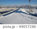 雪の朝の河川と橋 99057286
