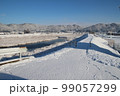 雪の日の凍った土手 99057299