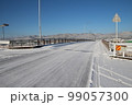 雪の日の凍った橋 99057300