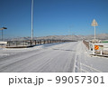 雪の日の凍った橋 99057301