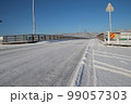 雪の日の凍った橋 99057303