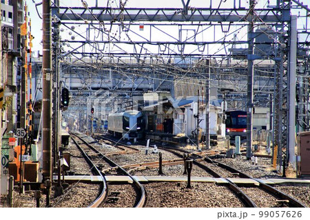 100年を超える歴史の地上線と地上駅… 『春日部駅』を開かずの踏切から眺める 99057626