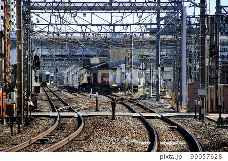 100年を超える歴史の地上線と地上駅… 『春日部駅』を開かずの踏切から眺める 100年を超える歴史の地上線と地上駅… 『春日部駅』を開かずの踏切から眺める 99057628