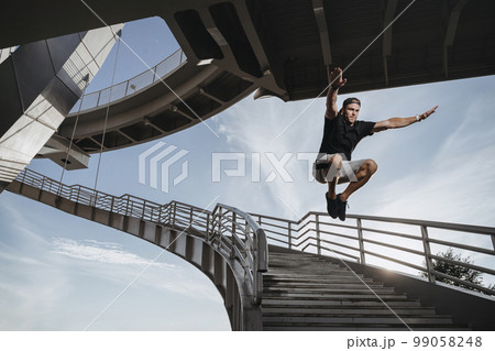 Man doing parkour in city 99058248