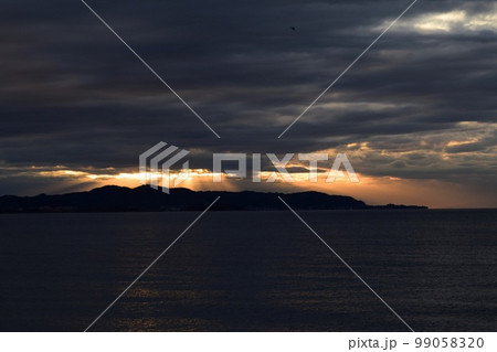 館山湾から見るオレンジ色の夕暮れと天使の階段 99058320