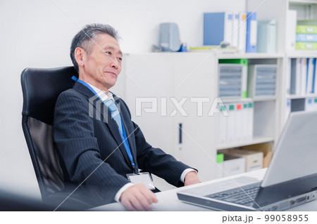 会社で自分の意見を語る管理職の男性 99058955