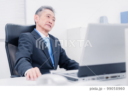 会社で自分の意見を語る管理職の男性 会社で自分の意見を語る管理職の男性 99058960