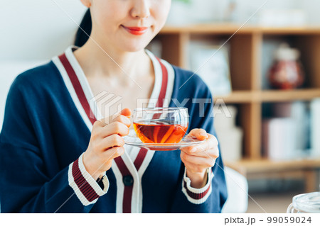 紅茶を飲む若い女性 99059024