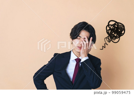 落ち込む若いビジネスマン 99059475