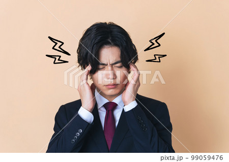 頭を抱える若いビジネスマン 99059476