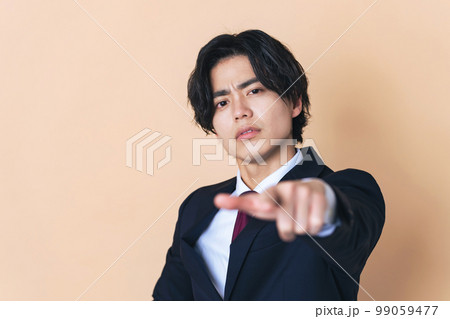 指をさす若いビジネスマン 99059477