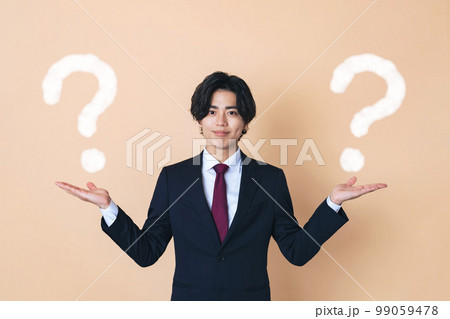 二つを比べる若いビジネスマン 99059478