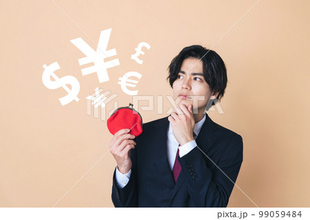 財布を持ってお金のことを考える若いビジネスマン 99059484