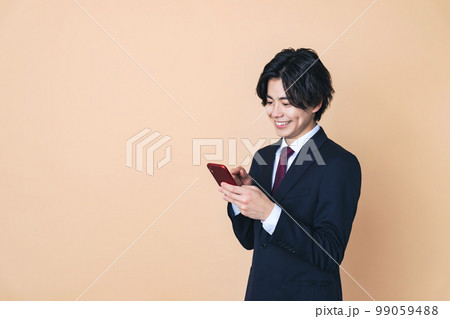 スマホを使う若いビジネスマン 99059488