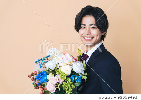 花束を持つスーツの男性 花束を持つスーツの男性 99059493