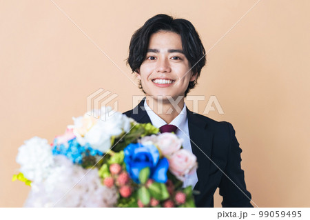 花束を持つスーツの男性 99059495