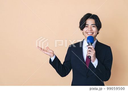 マイクを持って話す男性 99059500