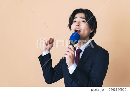 マイクを持って歌う男性 マイクを持って歌う男性 99059502