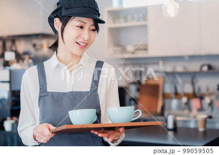 カフェのホールスタッフとして働く女性 カフェのホールスタッフとして働く女性 99059505