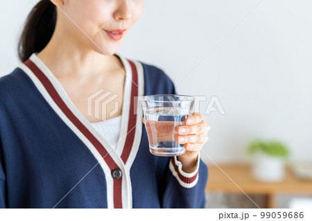 ミネラルウォーターを飲む若い女性 99059686