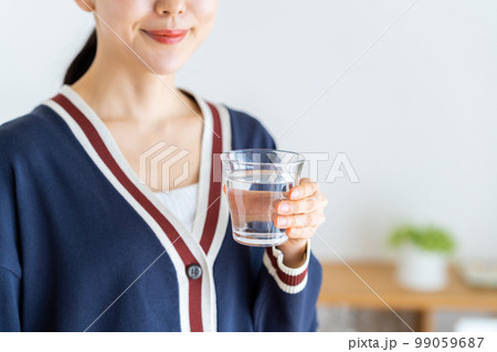 ミネラルウォーターを飲む若い女性 ミネラルウォーターを飲む若い女性 99059687