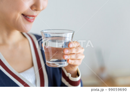 ミネラルウォーターを飲む若い女性 ミネラルウォーターを飲む若い女性 99059690