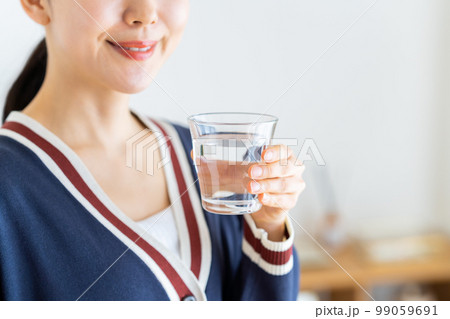 ミネラルウォーターを飲む若い女性 ミネラルウォーターを飲む若い女性 99059691