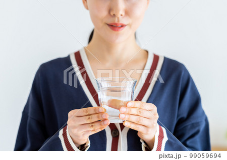 ミネラルウォーターを飲む若い女性 ミネラルウォーターを飲む若い女性 99059694