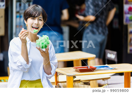 観光地でかき氷を食べる若い女性 99059800