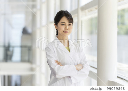 白衣を着た笑顔の若い女性 カメラ目線 ポートレート 白衣を着た笑顔の若い女性 カメラ目線 ポートレート 99059848