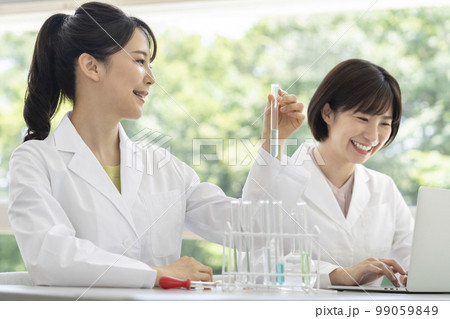 実験をする白衣の女性2人 99059849