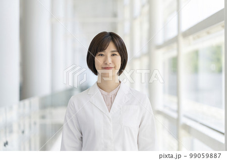 白衣を着た若い女性　カメラ目線　ポートレート 99059887
