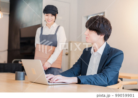 カフェで男性客と話すスタッフ カフェで男性客と話すスタッフ 99059901