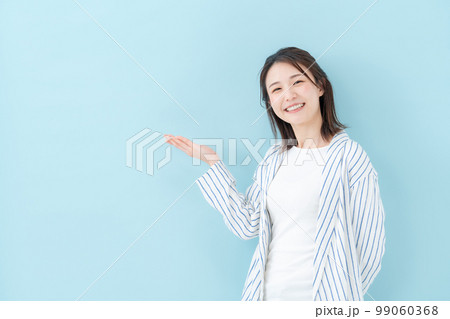手かざし　女性　ブルーバック  99060368