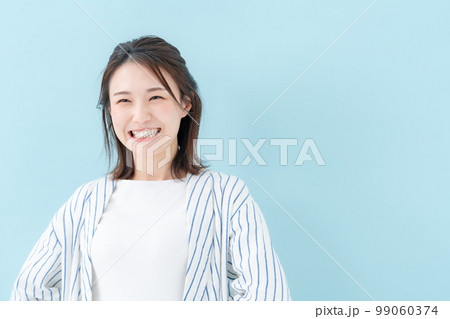 ビューティー　女性　ブルーバック  99060374