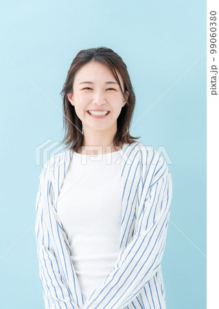 ビューティー　女性　ブルーバック  99060380