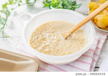 オートミールのパンケーキ生地材料を混ぜ合わせる オートミールのパンケーキ生地材料を混ぜ合わせる 99060438