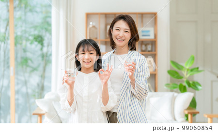 水を飲む親子　OK 99060854
