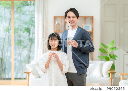 水を飲む親子 水を飲む親子 99060866