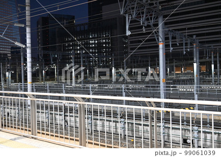 新幹線名古屋駅構内から見たレールと柵 新幹線名古屋駅構内から見たレールと柵 99061039